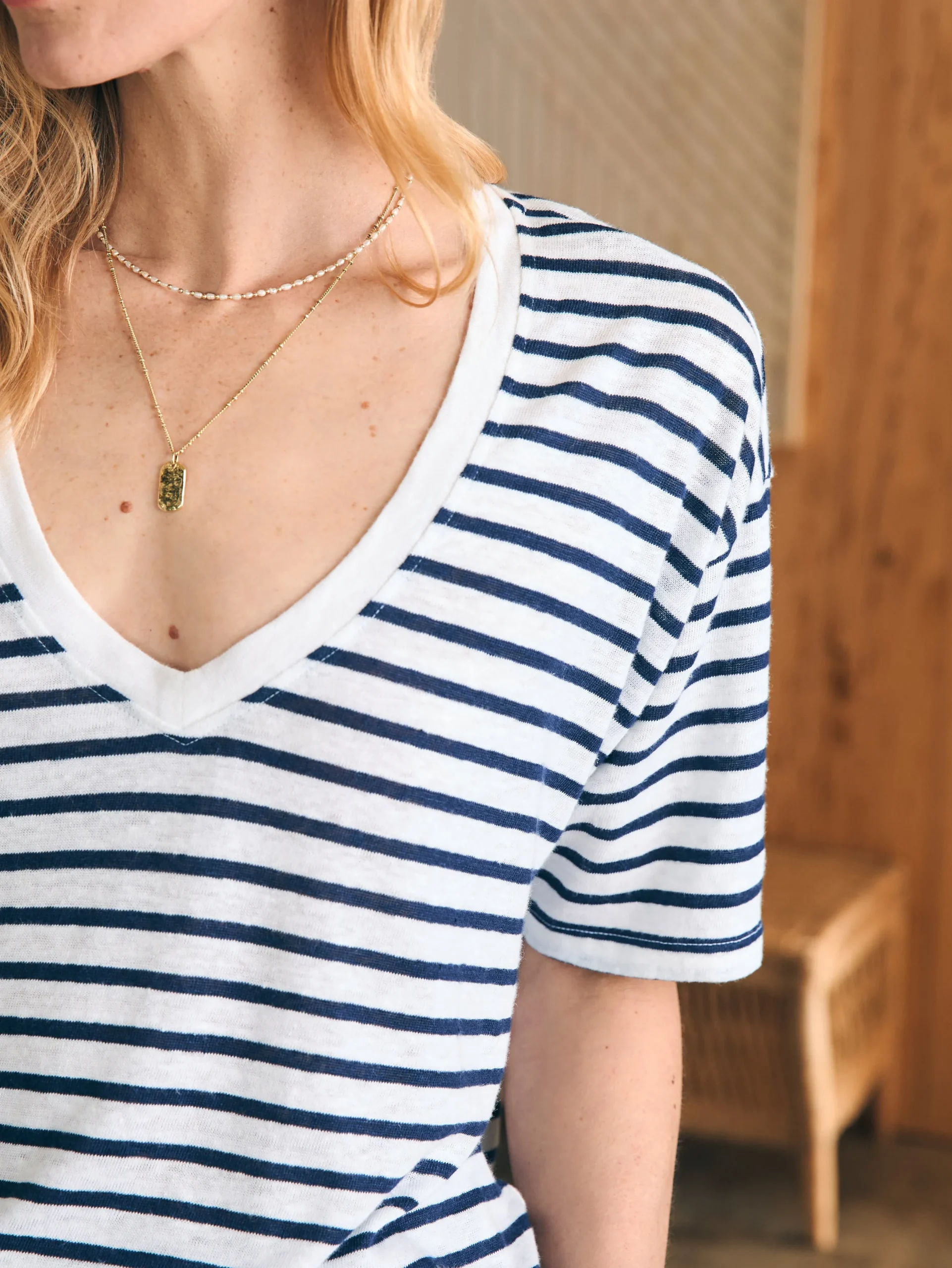 Women Faherty Brand Oceanside Linen V-Neck Tee -