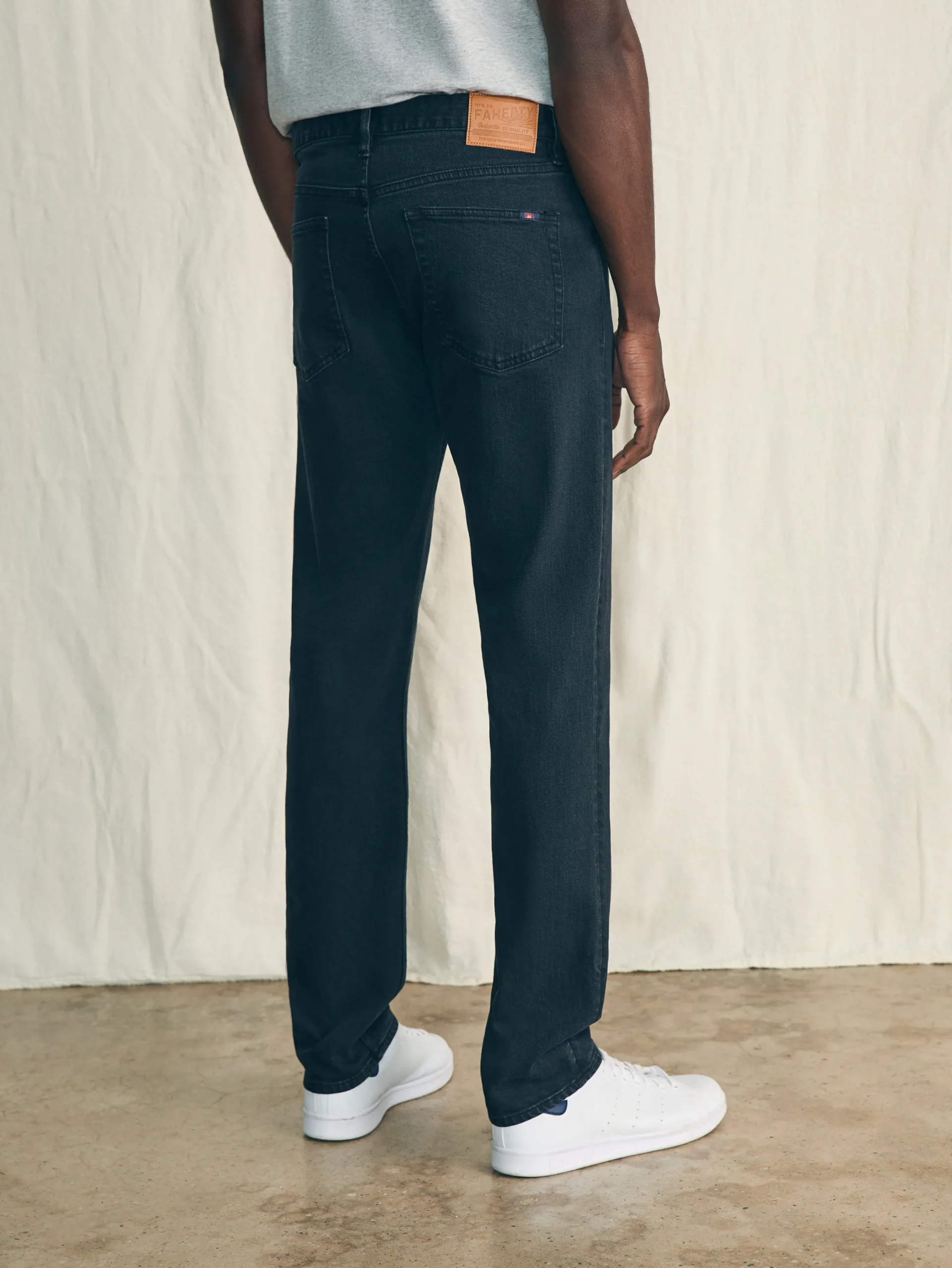Faherty Brand Organic Cotton Slim Straight Denim (32" Inseam) -